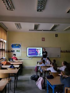 uczniowie w czasie prezentacji
