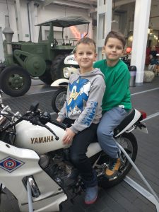 uczniowie siedzący na motorze