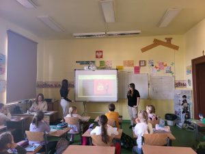 uczennice w czasie prezentacji
