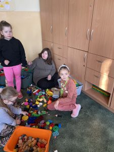 uczniowie robiący porządki