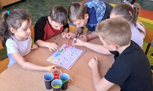 Uczniowie wykonujący pracę plastyczną