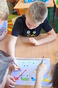 Uczniowie wykonujący pracę plastyczną
