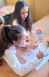 Uczniowie wykonujący pracę plastyczną