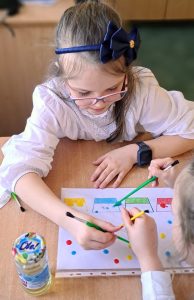 Uczniowie wykonujący pracę plastyczną
