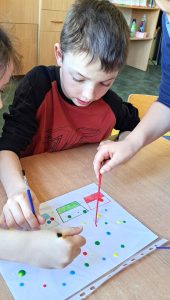 Uczniowie wykonujący pracę plastyczną