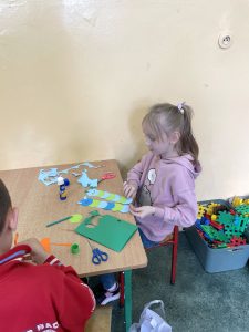 uczennica szykująca pracę