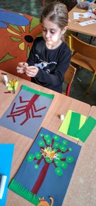 uczennica wykonująca pracę