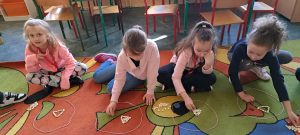 uczniowie układający ziarna fasoli