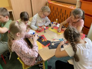 Dzieci pracujące nad obrazkami