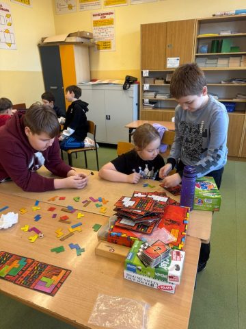 wspólna zabawa przy grach planszowych