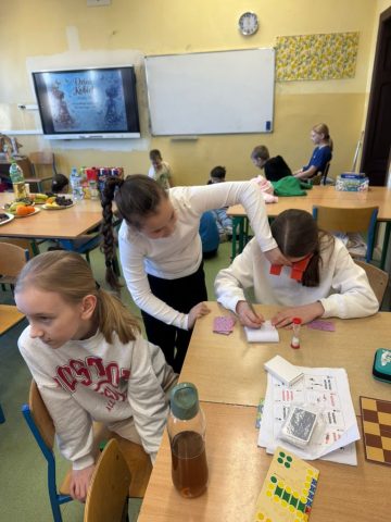 wspólna zabawa przy grach planszowych