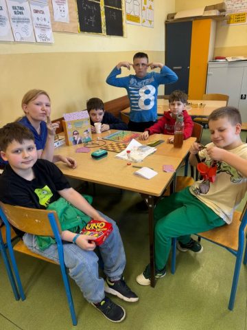 wspólna zabawa przy grach planszowych