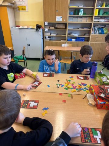 wspólna zabawa przy grach planszowych