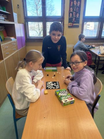 wspólna zabawa przy grach planszowych