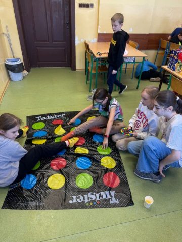 wspólna zabawa przy grach planszowych