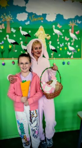 Przed Świętami Wielkiej Nocy w naszej szkole pojawił się Zajączek z czekoladowymi jajeczkami dla dzieci