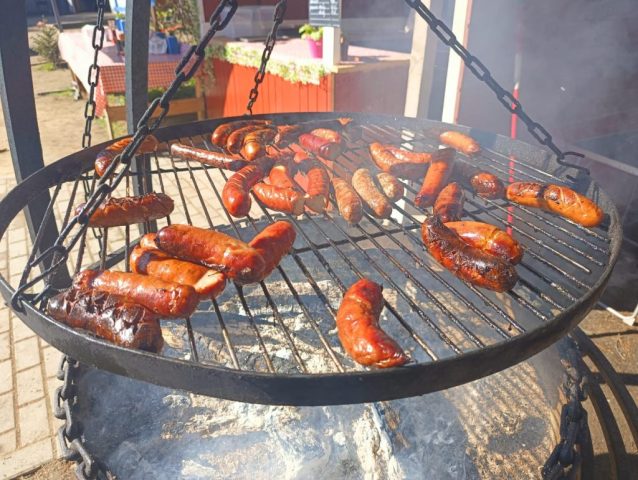 Pieczenie kiełbasek.