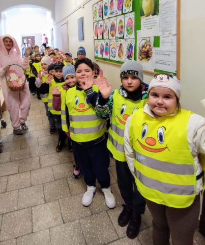 Przed Świętami Wielkiej Nocy w naszej szkole pojawił się Zajączek z czekoladowymi jajeczkami dla dzieci