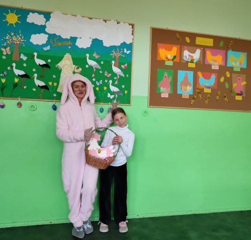 Przed Świętami Wielkiej Nocy w naszej szkole pojawił się Zajączek z czekoladowymi jajeczkami dla dzieci