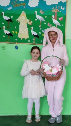 Przed Świętami Wielkiej Nocy w naszej szkole pojawił się Zajączek z czekoladowymi jajeczkami dla dzieci