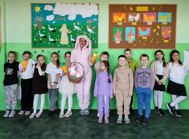 Przed Świętami Wielkiej Nocy w naszej szkole pojawił się Zajączek z czekoladowymi jajeczkami dla dzieci