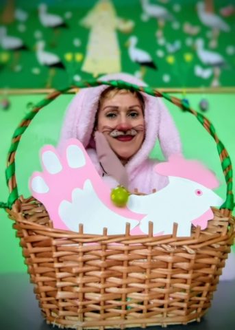 Przed Świętami Wielkiej Nocy w naszej szkole pojawił się Zajączek z czekoladowymi jajeczkami dla dzieci