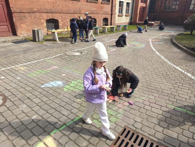 Wiosenne rysunki kredą w 1 b