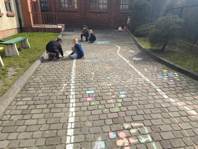 Wiosenne rysunki kredą w 1 b