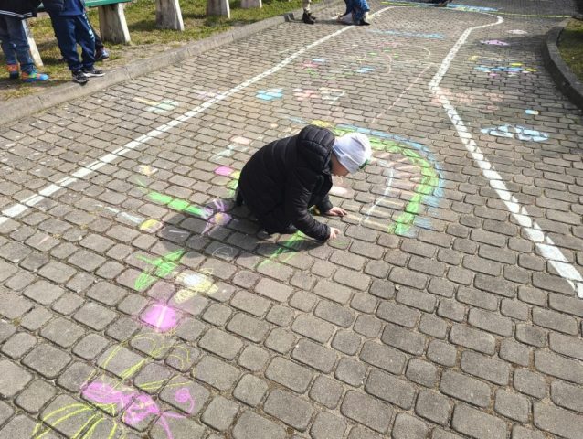 Wiosenne rysunki kredą w 1 b