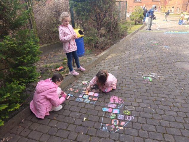 Wiosenne rysunki kredą w 1 b