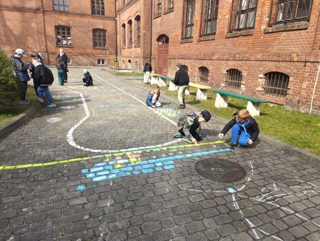 Wiosenne rysunki kredą w 1 b