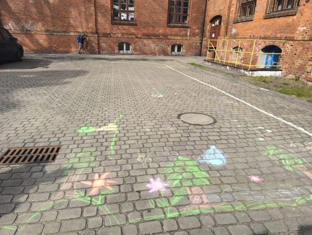 Wiosenne rysunki kredą w 1 b