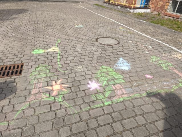 Wiosenne rysunki kredą w 1 b