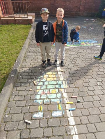 Wiosenne rysunki kredą w 1 b