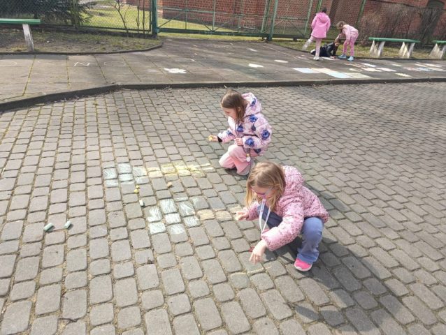 Wiosenne rysunki kredą w 1 b