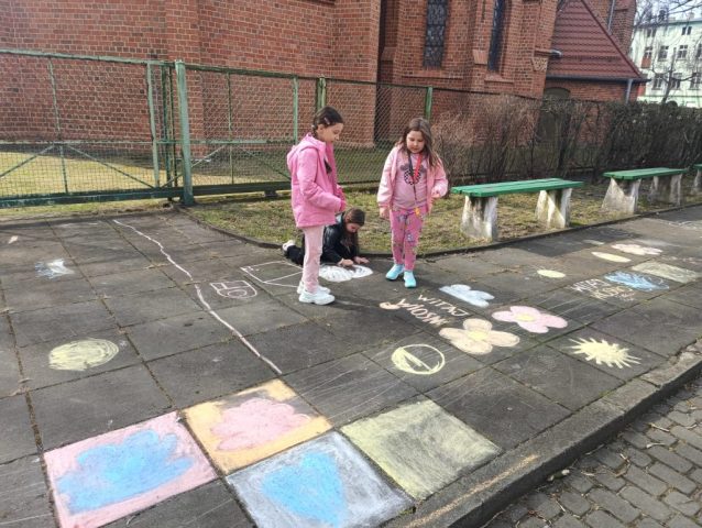 Wiosenne rysunki kredą w 1 b