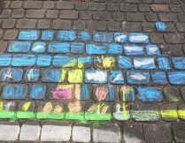 Więcej o 🌸🎨 Wiosenne rysunki kredą w 1 b ☀️🌿