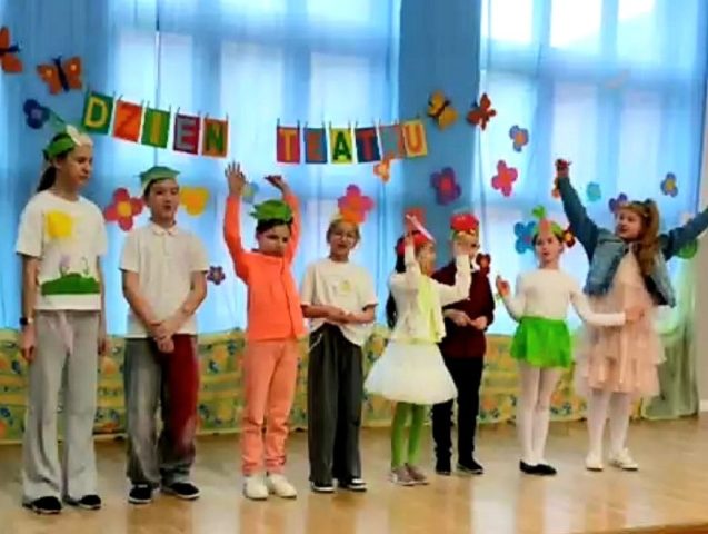 Na zdjęciu występują uczniowie uczęszczający do świetlicy szkolnej. Występują z okazji Dnia Teatru.