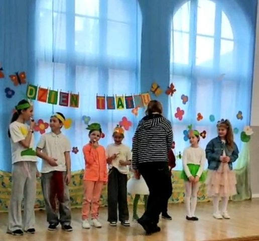 Na zdjęciu występują uczniowie uczęszczający do świetlicy szkolnej. Występują z okazji Dnia Teatru.