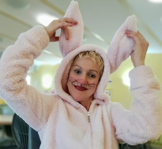 Przed Świętami Wielkiej Nocy w naszej szkole pojawił się Zajączek z czekoladowymi jajeczkami dla dzieci