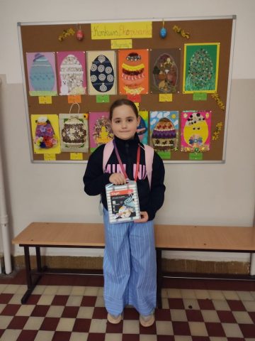 Na zdjęciu uczennica nagrodzona w konkursie "Ekopisanka"