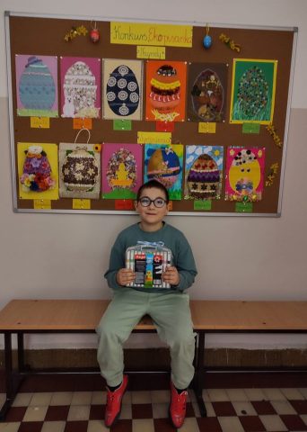 Na zdjęciu uczeń nagrodzony w konkursie "Ekopisanka"