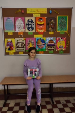 Na zdjęciu uczennica nagrodzona w konkursie "Ekopisanka"