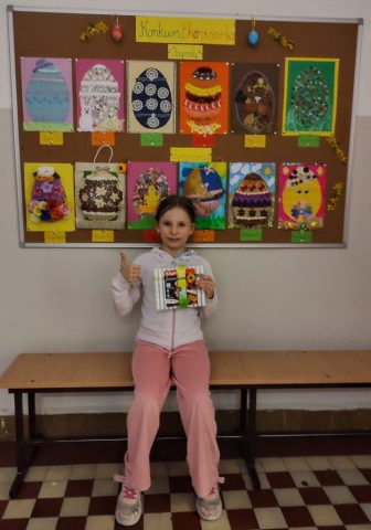 Na zdjęciu uczennica nagrodzona w konkursie "Ekopisanka"