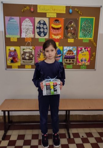 Na zdjęciu uczennica nagrodzona w konkursie "Ekopisanka"