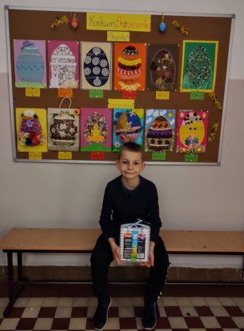 Na zdjęciu uczeń nagrodzony w konkursie "Ekopisanka"