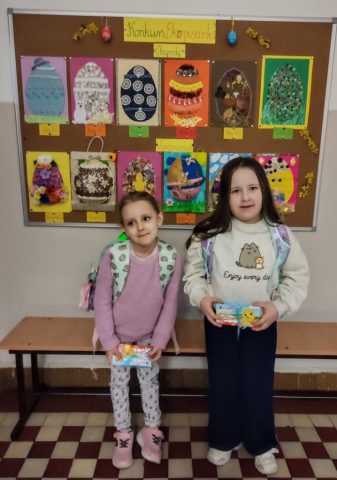 Na zdjęciu uczennice nagrodzone w konkursie "Ekopisanka"