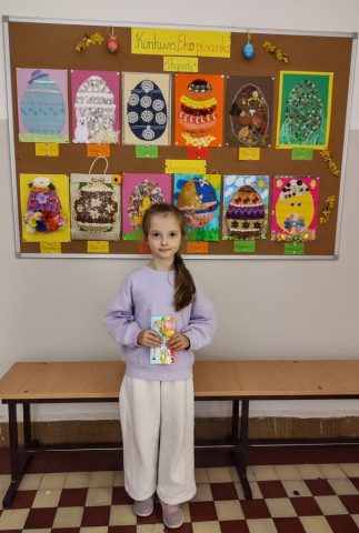 Na zdjęciu uczennica nagrodzona w konkursie "Ekopisanka"