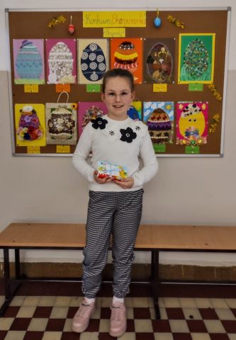 Na zdjęciu uczennica nagrodzona w konkursie "Ekopisanka"