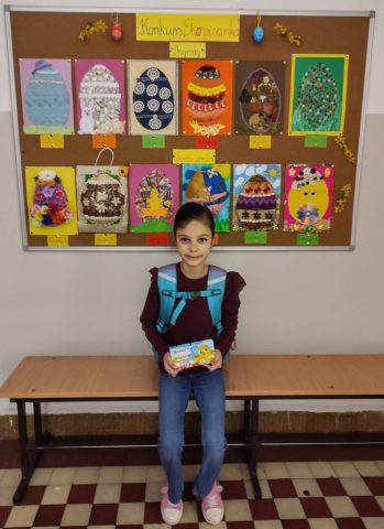 Na zdjęciu uczennica nagrodzona w konkursie "Ekopisanka"